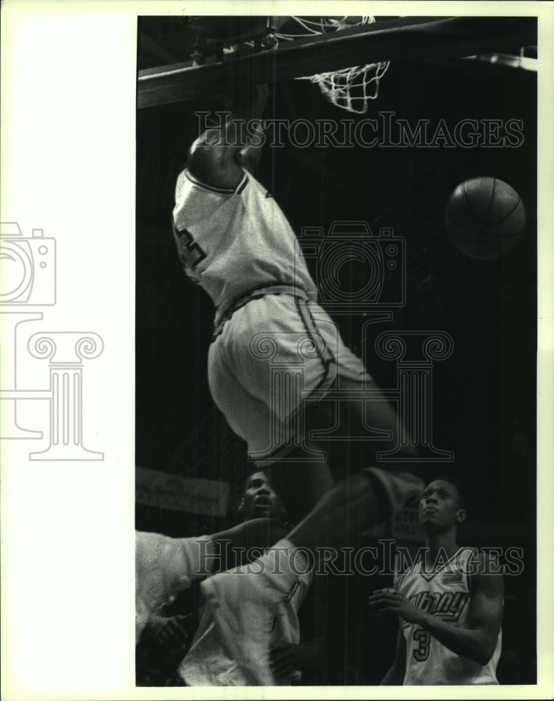 1991 Press Photo Albany Patroon&#39;s Mario Elie dunks the ball as players watch- Historic Images