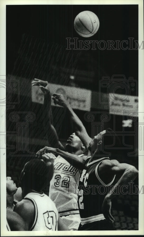 1991 Press Photo Albany Patroon&#39;s #32 goes up for jump ball against Oklahoma- Historic Images