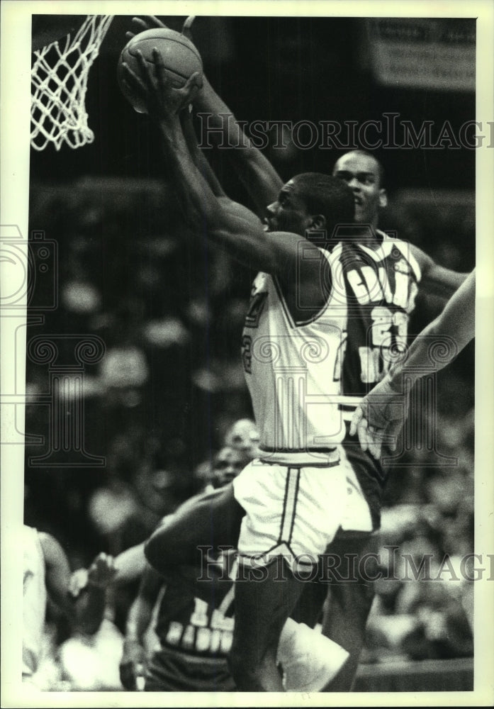 1991 Press Photo Albany Patroons vs. Grand Rapids Hoops action in New York- Historic Images