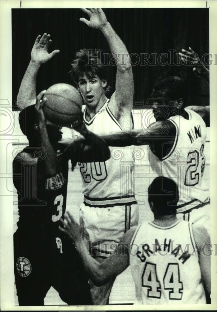 1991 Press Photo Albany Patroons vs. Wichita Falls Texans action in New York- Historic Images