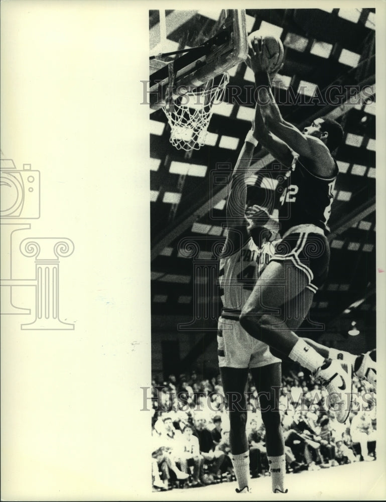 1988 Press Photo Albany Patroons basketball action in New York - tus01950- Historic Images