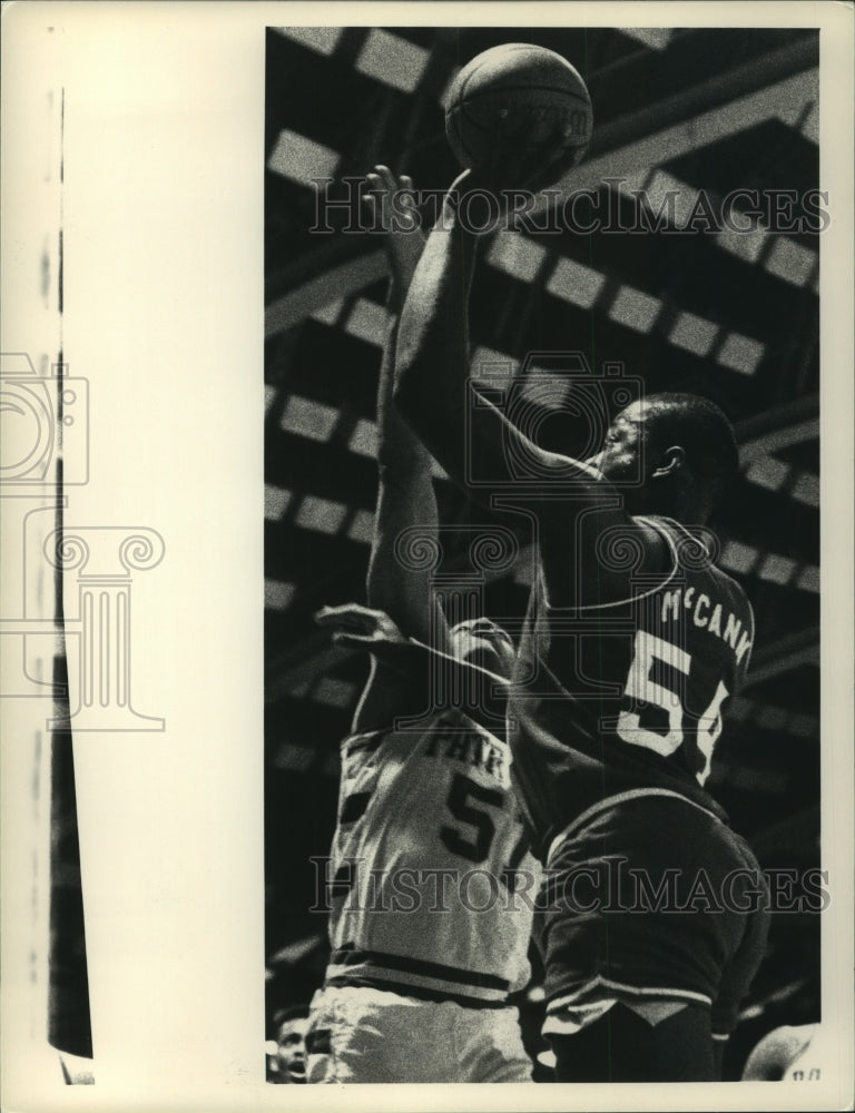 1988 Press Photo Albany Patriots player foes up for basket during 1988-89 season- Historic Images