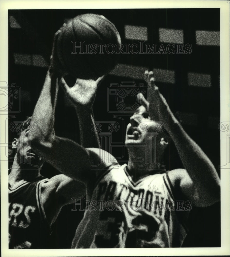 1989 Press Photo Albany Patroons #32 Doug Lee drives toward the basket- Historic Images