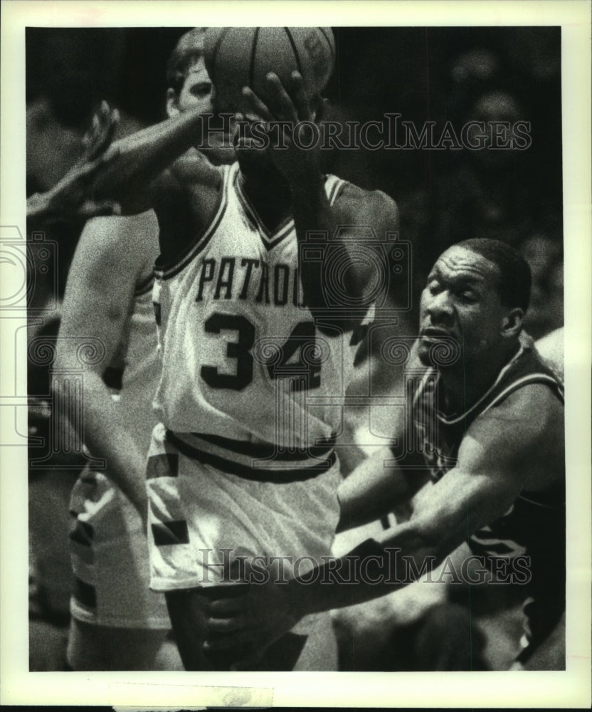 Press Photo Wichita Falls player Ken Bannister grabs Albany&#39;s Vincent Askew- Historic Images