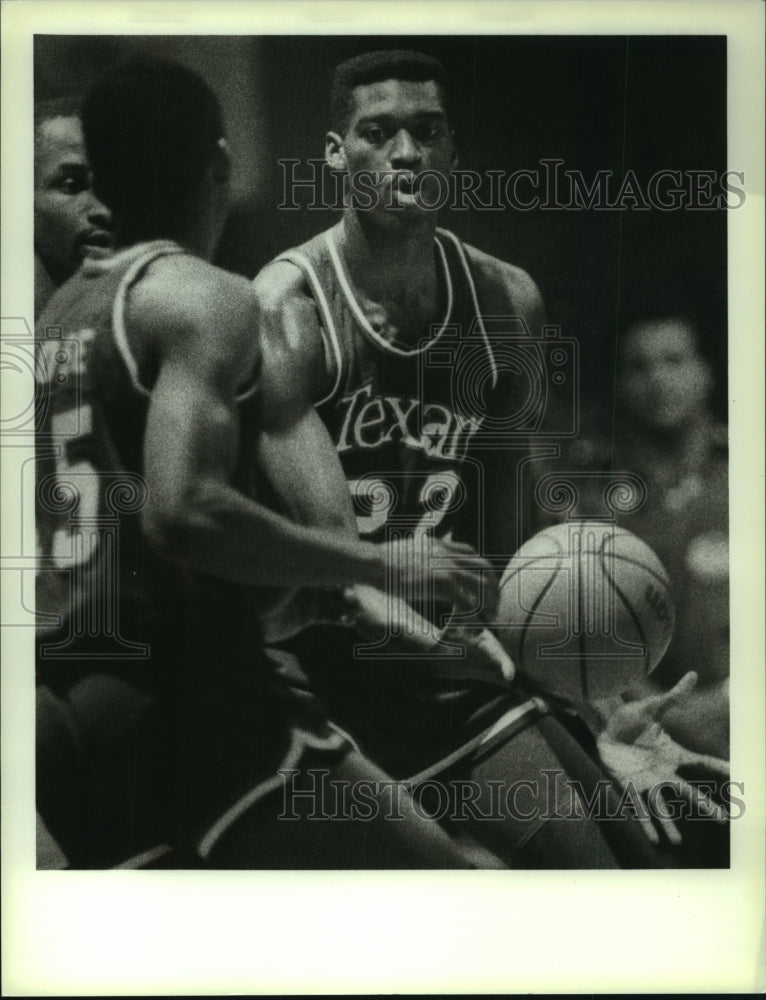 1988 Press Photo Texans Cedric Jenkins grabs ball in game against Albany Patriot- Historic Images