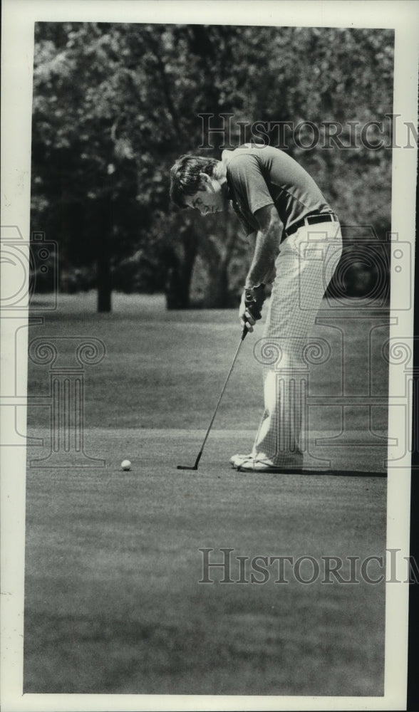 Press Photo Golfer Bob DeLuca putts on the green - tus01970- Historic Images