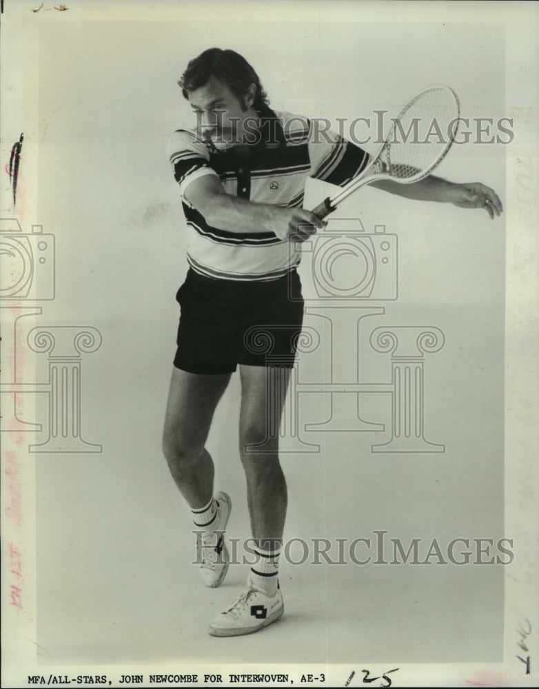 1975 Press Photo Wimbledon Tennis Champion John Newcombe models outfit- Historic Images