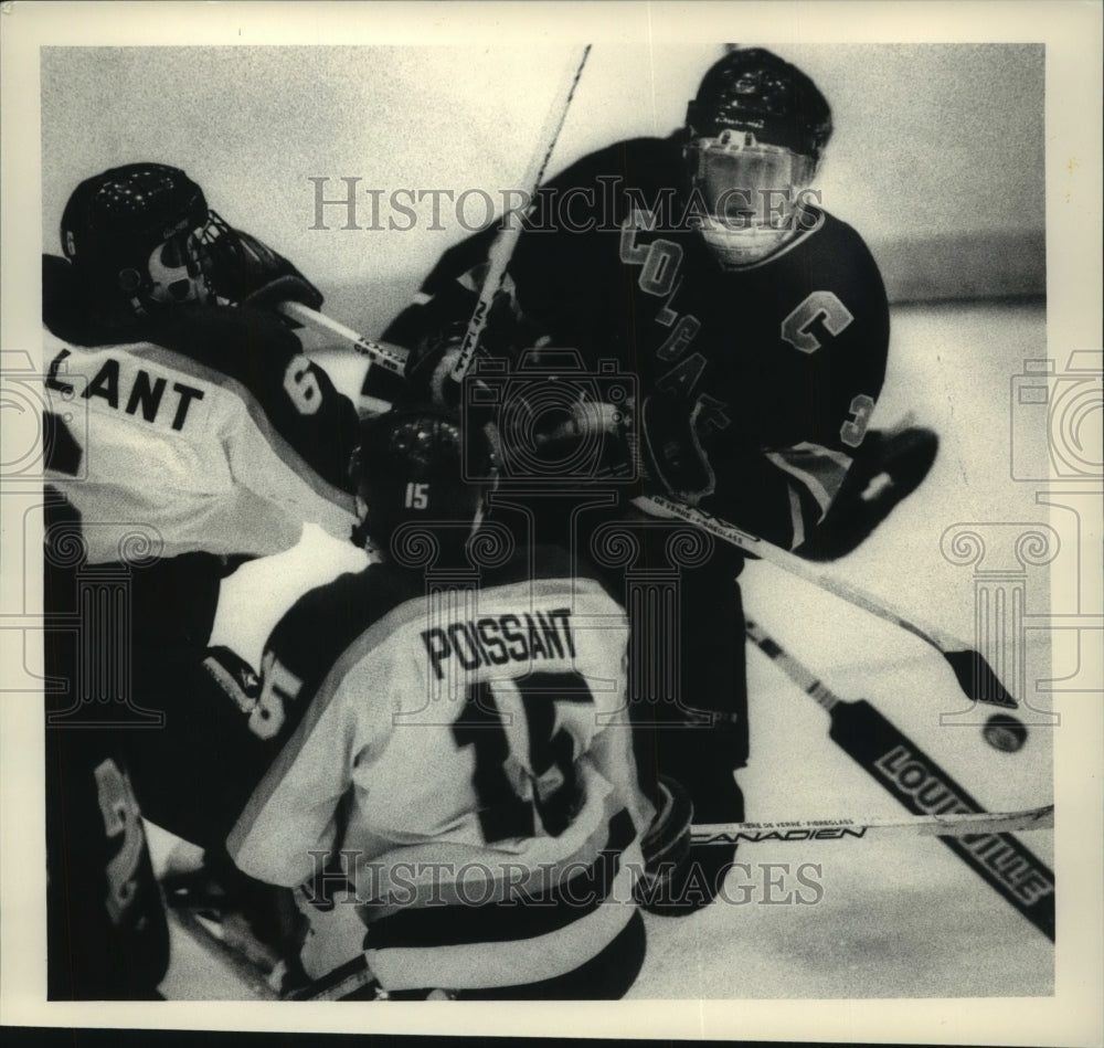 Press Photo Colgate Hockey player Mike Bishop tips loose puck against RPI- Historic Images