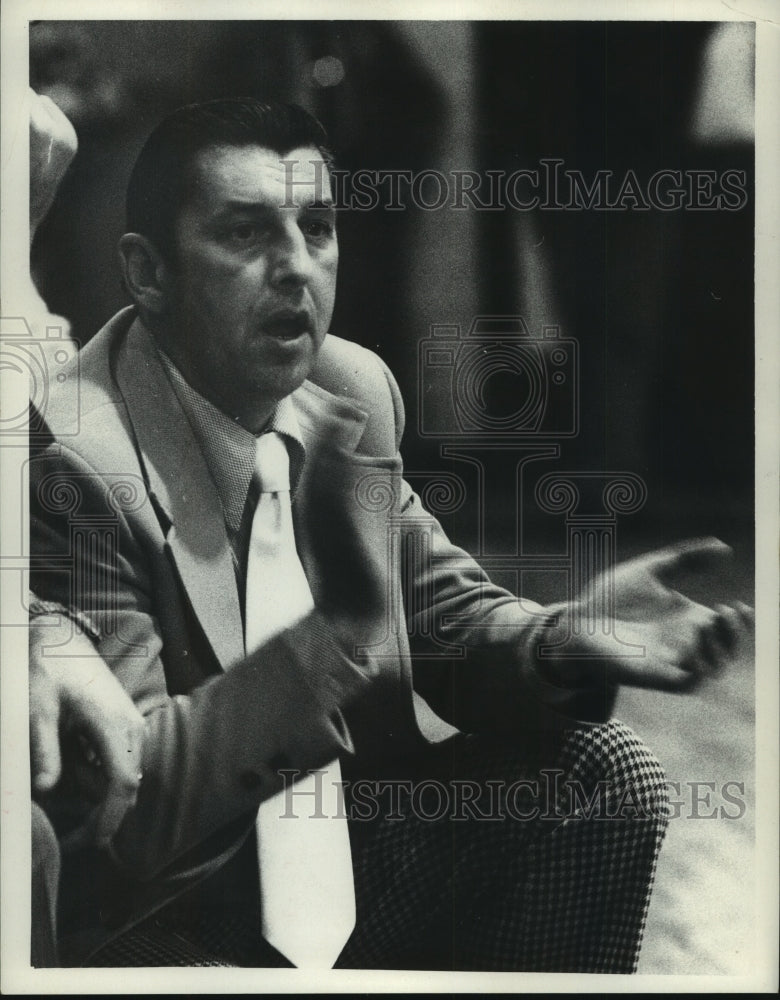 Press Photo Siena College Basketball Coach Bill Kirsch claps during game- Historic Images