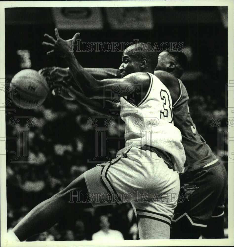 1990 Press Photo Albany Patroons #34 Vince Askew tangles with Tornado&#39;s Houzer- Historic Images