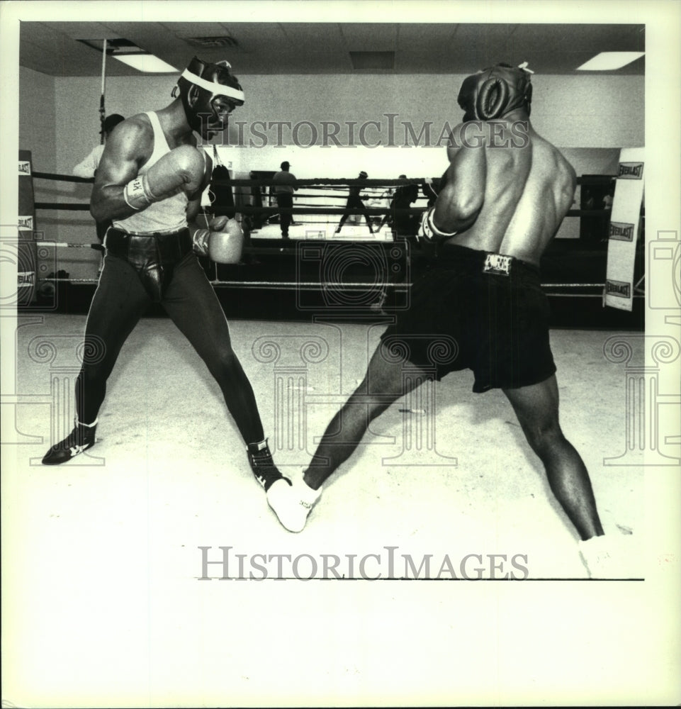 1990 Press Photo Kevin Pompey (left) of Troy, NY spars with Ricky Thomas- Historic Images