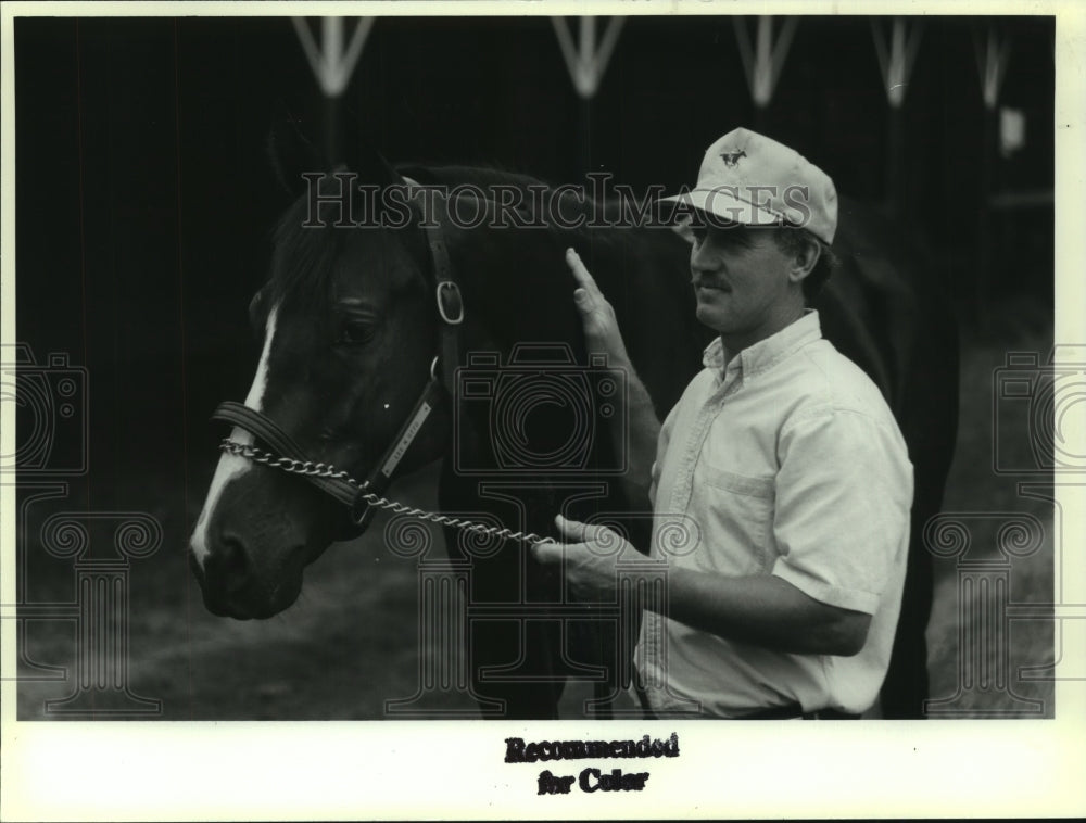 Press Photo Glen Wismer scratches head of race horse Lee &#39;N Otto - tus02086- Historic Images