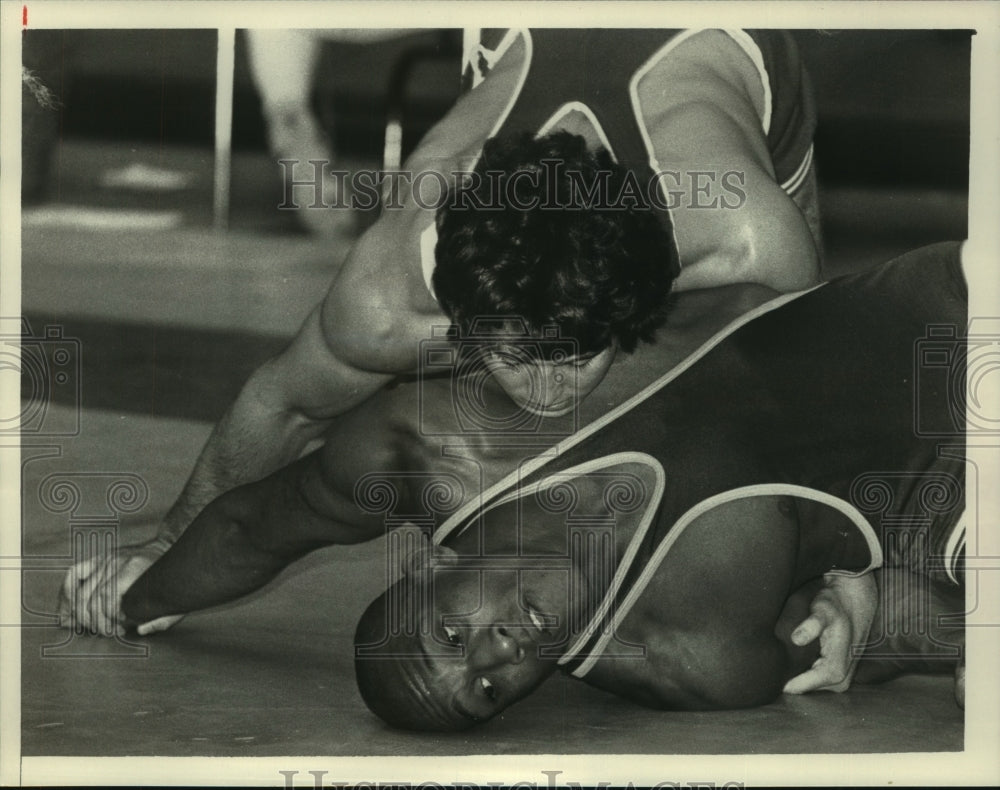 1984 Press Photo Andy Saras wrestles Keith Byard during meet in Albany, New York- Historic Images