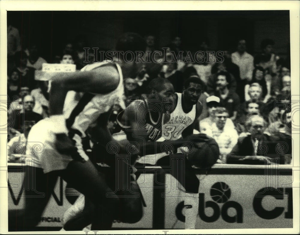 1986 Press Photo Albany Patroons vs. Rapid City Thrillers action in New York- Historic Images