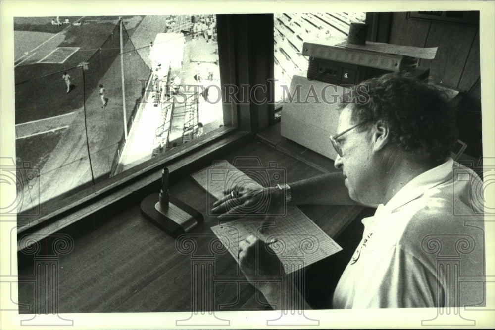 1989 Press Photo Doug Dickinson, official scorer at Heritage Park in Albany, NY- Historic Images