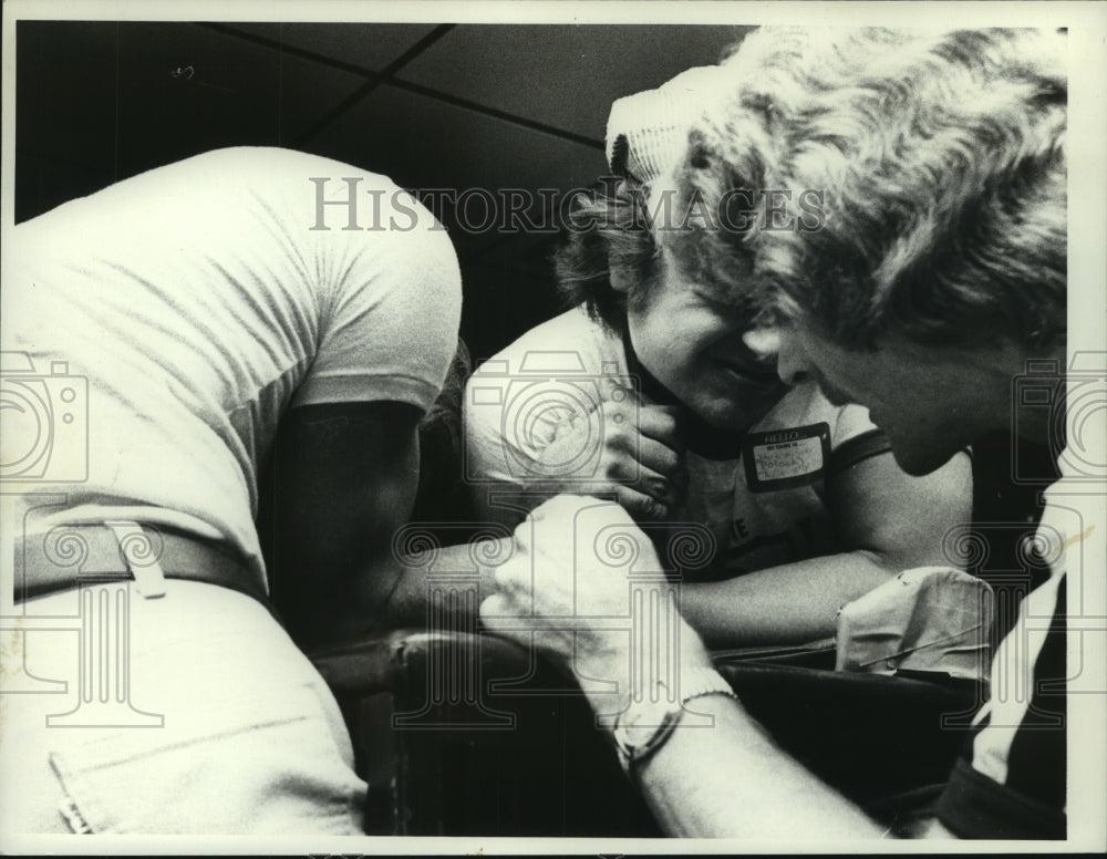 1979 Press Photo Mike Weisman arm wrestles John Wikoloski in ALbany, New York- Historic Images