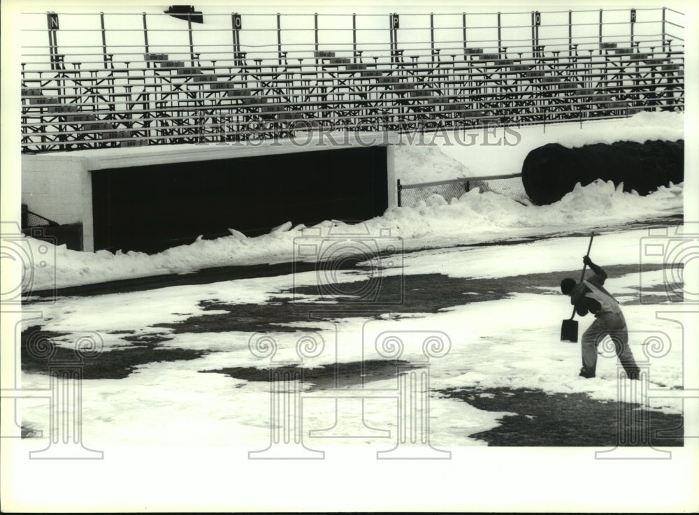 Press Photo Worker clears snow from mound at Heritage Park, Colonie, New York- Historic Images