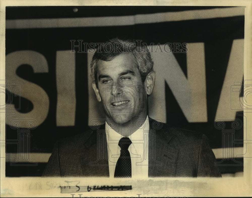 Press Photo Siena College basketball coach Mike Deane in front of Siena banner- Historic Images