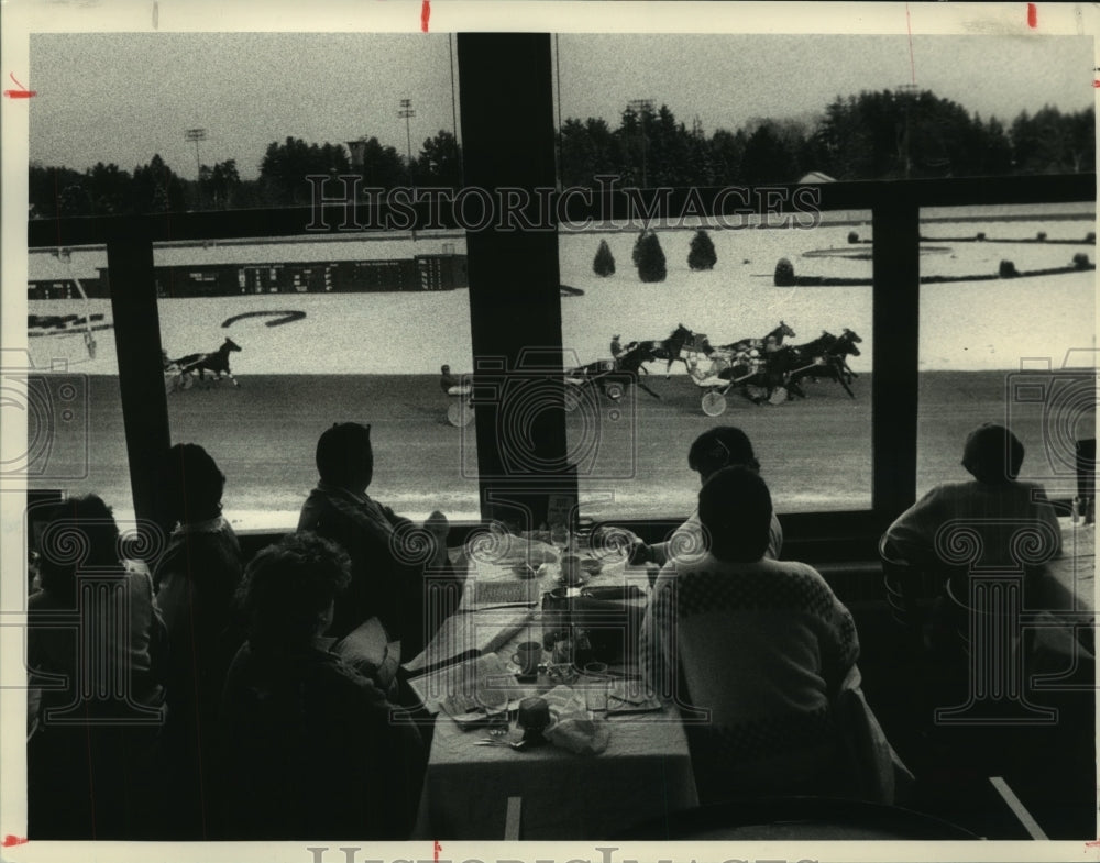 1989 Press Photo Fans watch races from clubhouse at Saratoga Raceway, New York- Historic Images