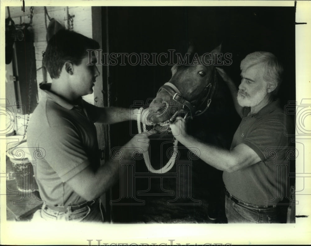 1988 Press Photo Horse dentists Brian and Frank Albert look into horse&#39;s mouth- Historic Images