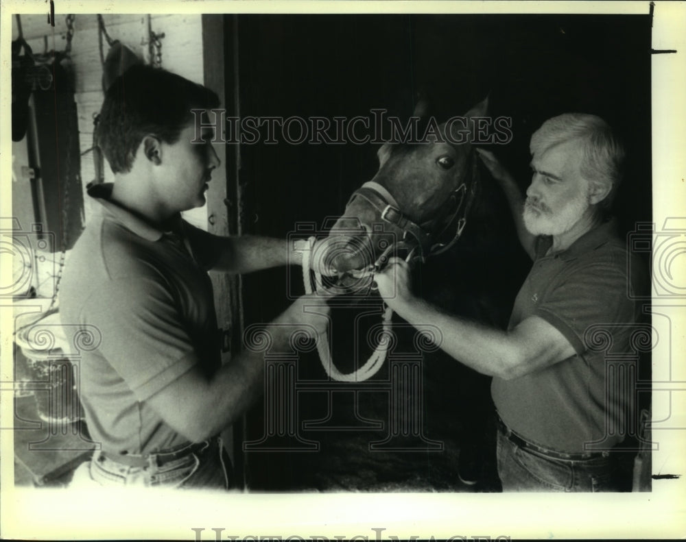 1988 Press Photo Horse dentists Brian and Frank Albert look into horse's mouth- Historic Images