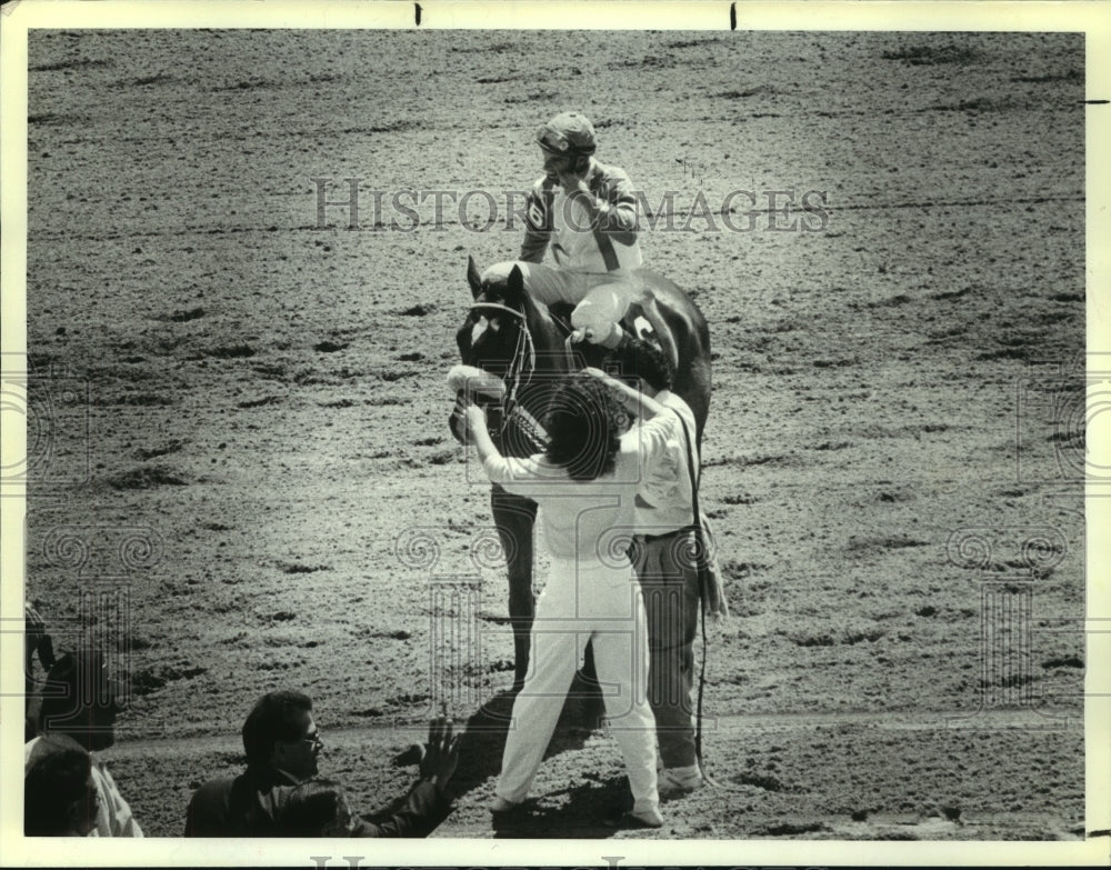 1990 Press Photo #6 wins the first race on opening day at Saratoga Race Course- Historic Images