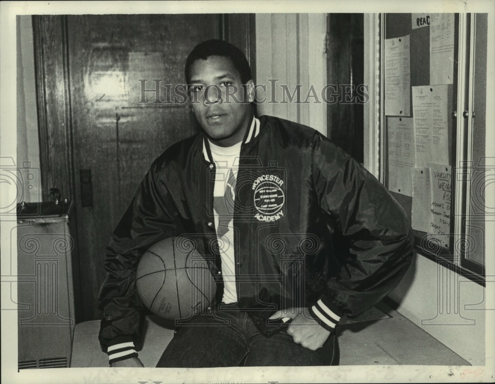 1982 Press Photo Basketball player Wayne Embry at Union College, Schenectady, NY- Historic Images