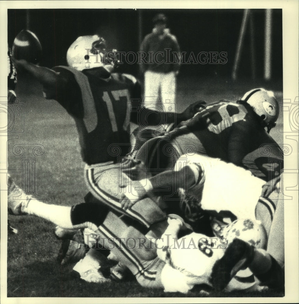 1986 Press Photo Albany Metro Mallers vs. Marlboro Shamrocks football, New York- Historic Images