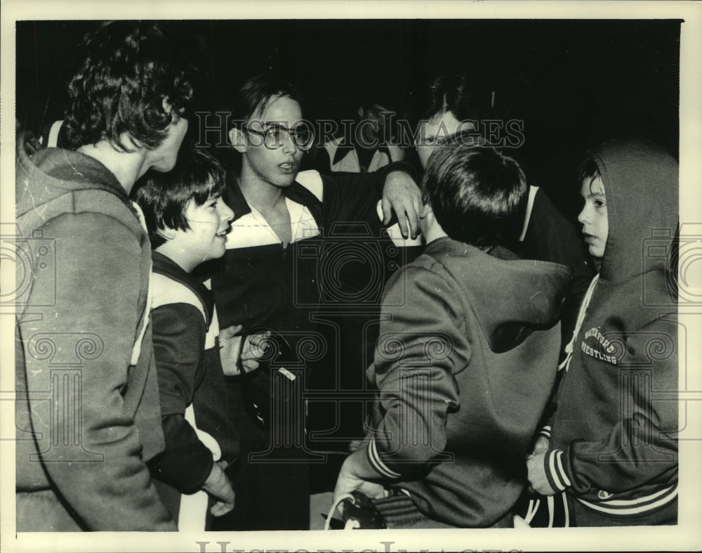 1984 Press Photo Wrestlers confer after match in Watervliet, New York- Historic Images