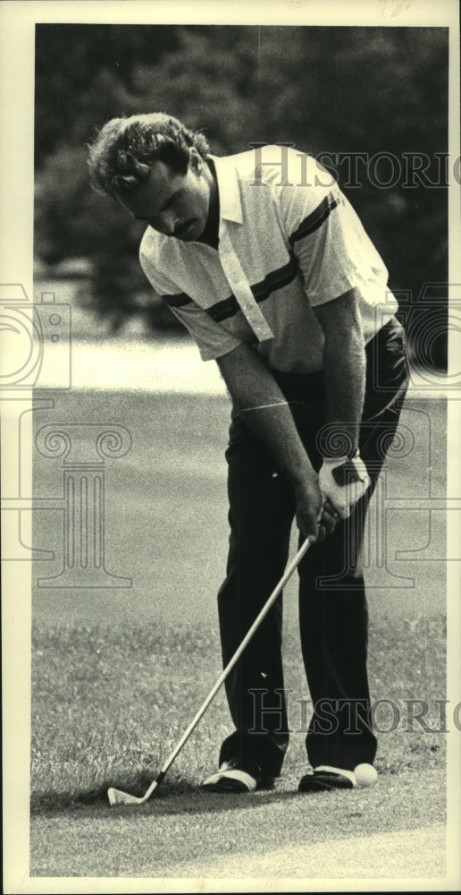 1986 Press Photo Golfer Pete Baxter of Troy, NY chips ball onto green at Troy CC- Historic Images