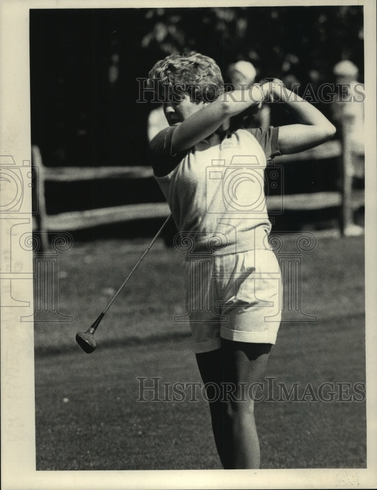 1985 Press Photo Golfer Jody Rosenthal watches her tee shot at Colonie GC, NY- Historic Images