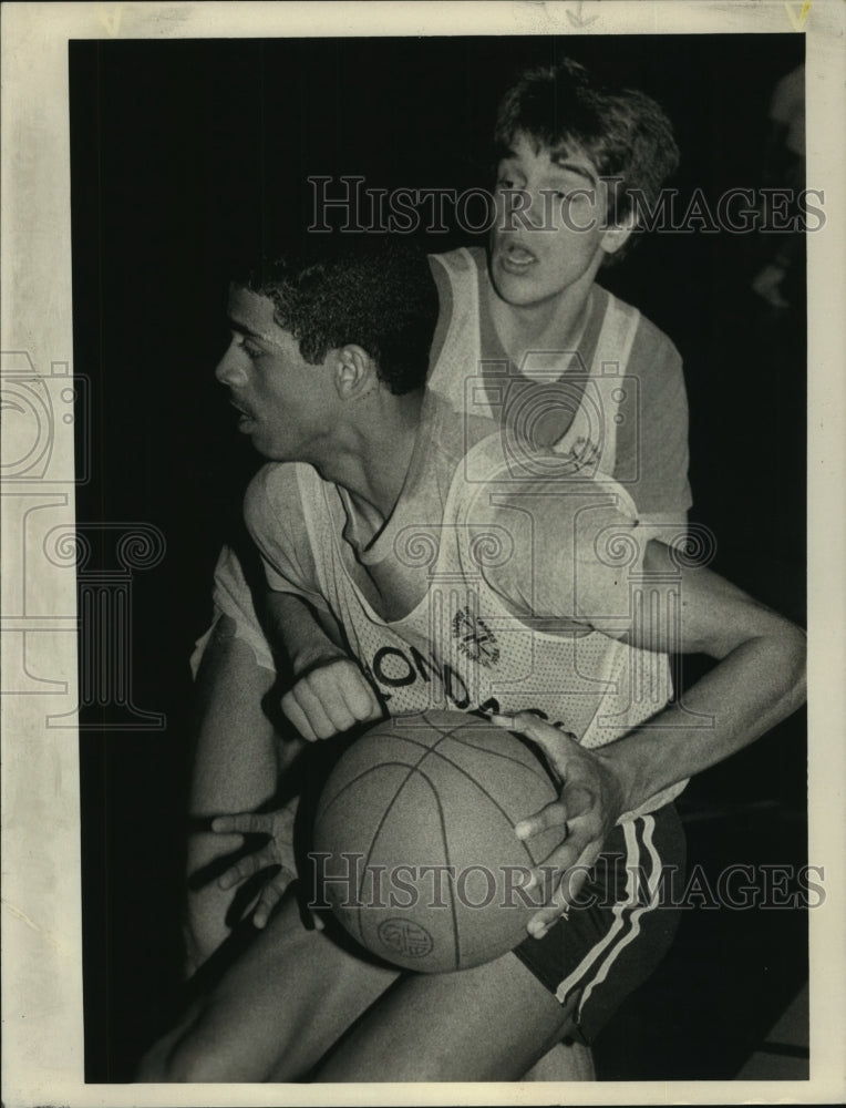 1986 Press Photo Basketball players Greg Koubek and Elander &quot;Lulu&quot; Lewis battle- Historic Images