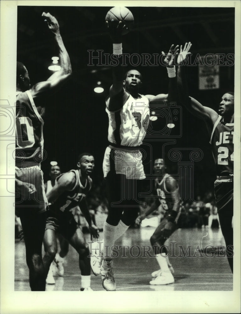 1987 Press Photo Albany Patroons basketball player #34 Kenny Natt shoots ball- Historic Images