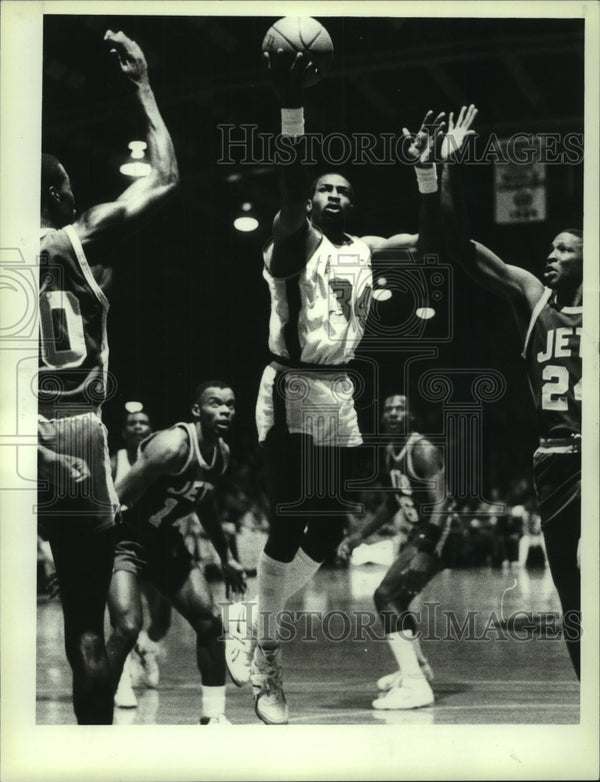 1987 Press Photo Albany Patroons basketball player #34 Kenny Natt shoo ...