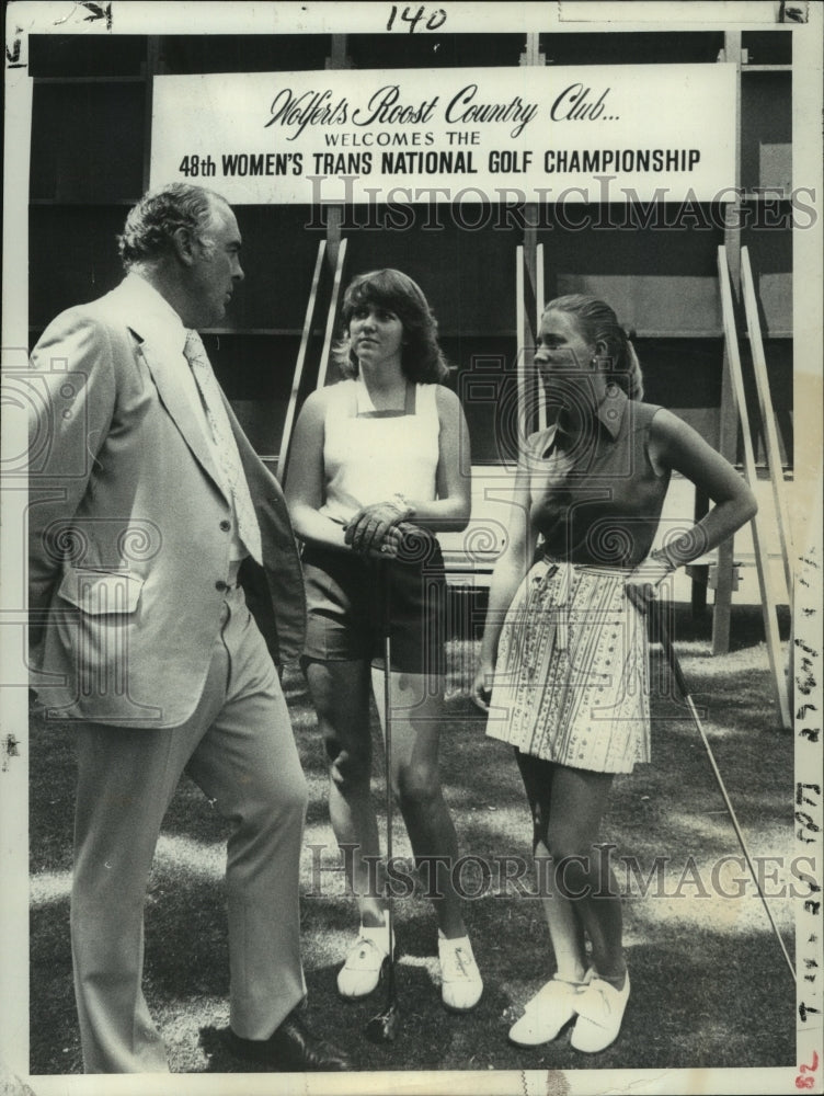 1978 Press Photo Lady golfers talk with Dr Murphy at Wolters Roost CC, New York- Historic Images