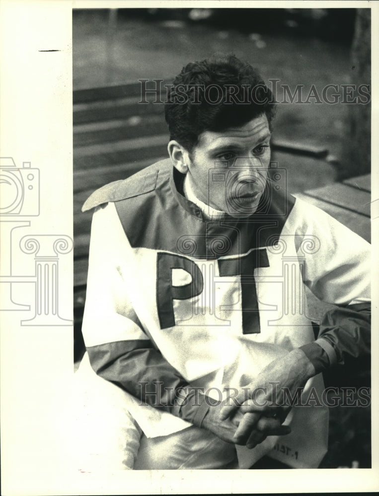 1986 Press Photo Jockey George Martens watches action at Saratoga Flat Track, NY- Historic Images