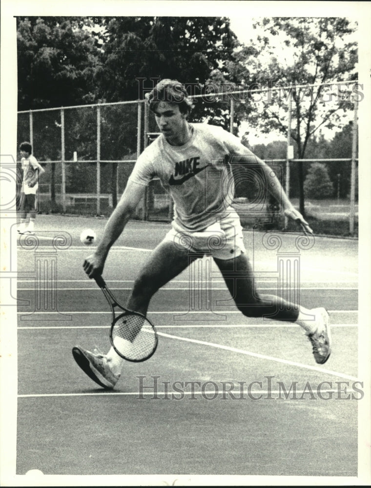 Press Photo Tennis player Dave Marra hits a half-volley in final against Shaker- Historic Images