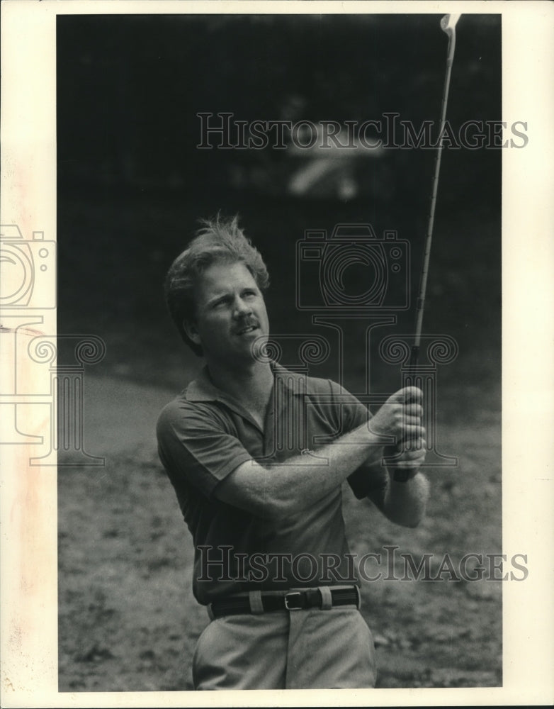 1983 Press Photo Golfer Rob Bigley hits an iron shot at Schenectady University- Historic Images