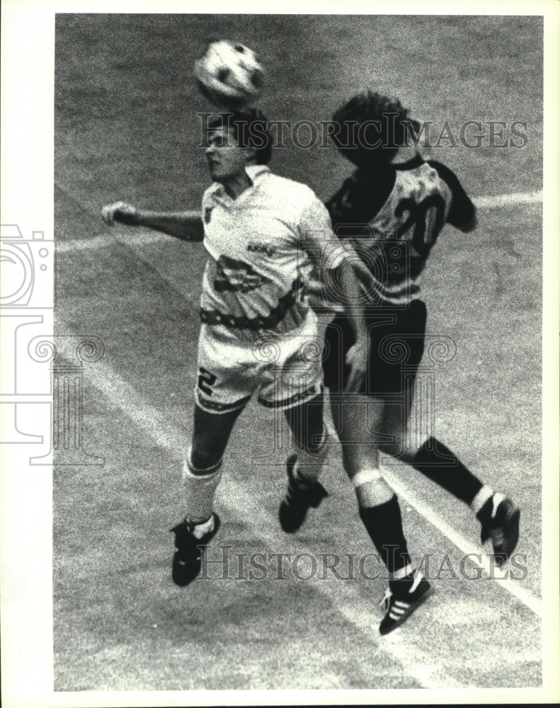 1990 Press Photo Soccer player #2 of the Kicks head butts ball against Detroit- Historic Images