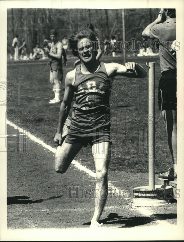 1986 Press Photo Brian Perry crosses finish line of the 2 mile race in first- Historic Images