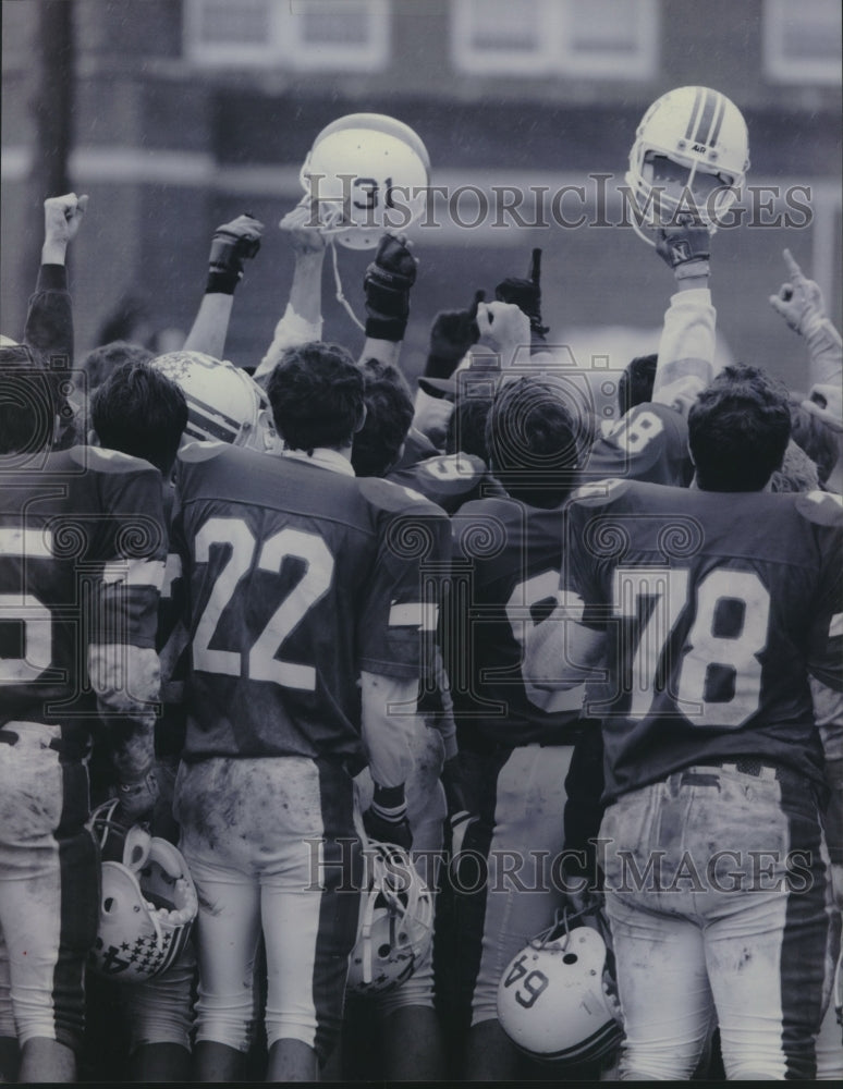 Press Photo Saratoga football players huddle up to celebrate their victory- Historic Images