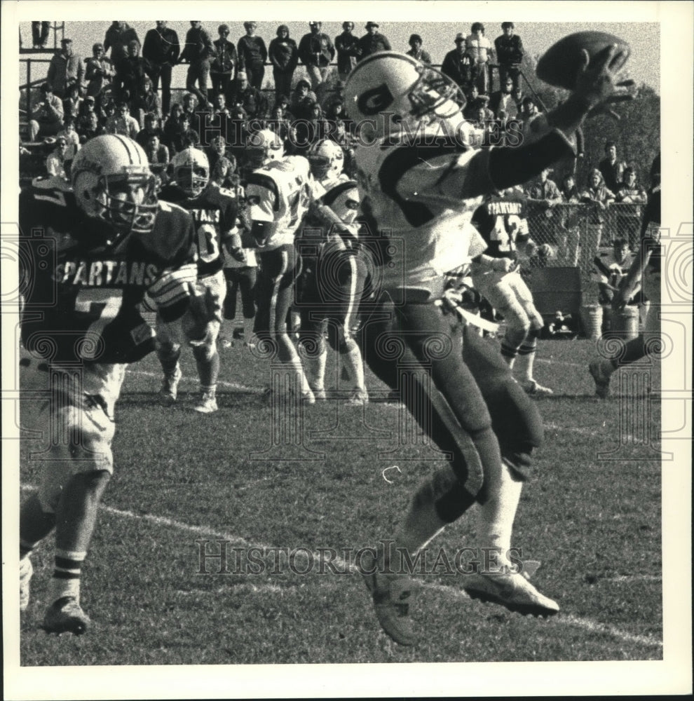 1986 Press Photo Guilderland football player catches ball against Burnt HIlls- Historic Images