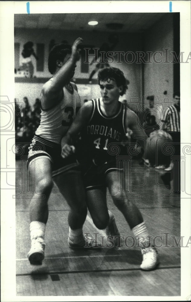 1987 Press Photo Waterford basketball player #41 dribbles around Watervliet- Historic Images