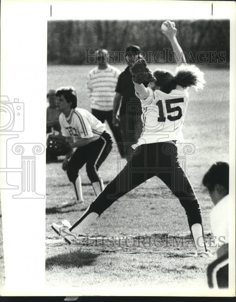 Press Photo Shenendehowa softball pitcher #15 Kara Chanasyk winds up to pitch- Historic Images