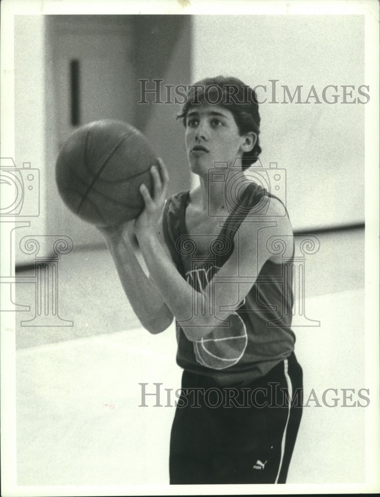 1989 Press Photo David Dagostino is ready to shoot the basketball at Our Lady- Historic Images