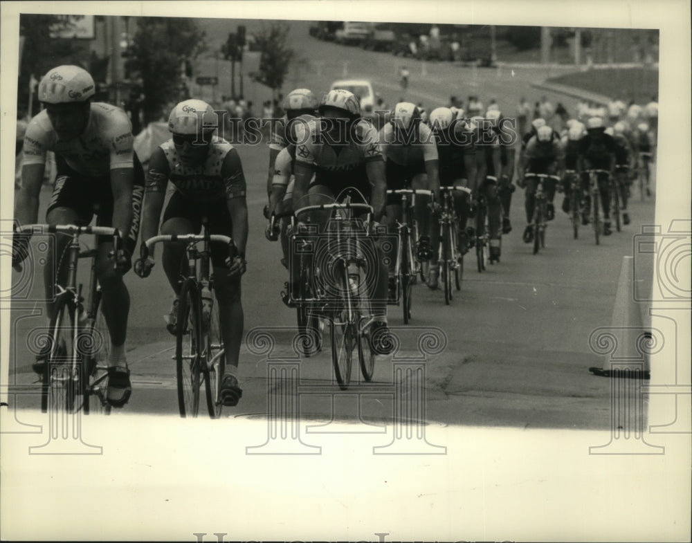 1988 Press Photo Large pack of bicyclists bunched together in Schenectady race- Historic Images