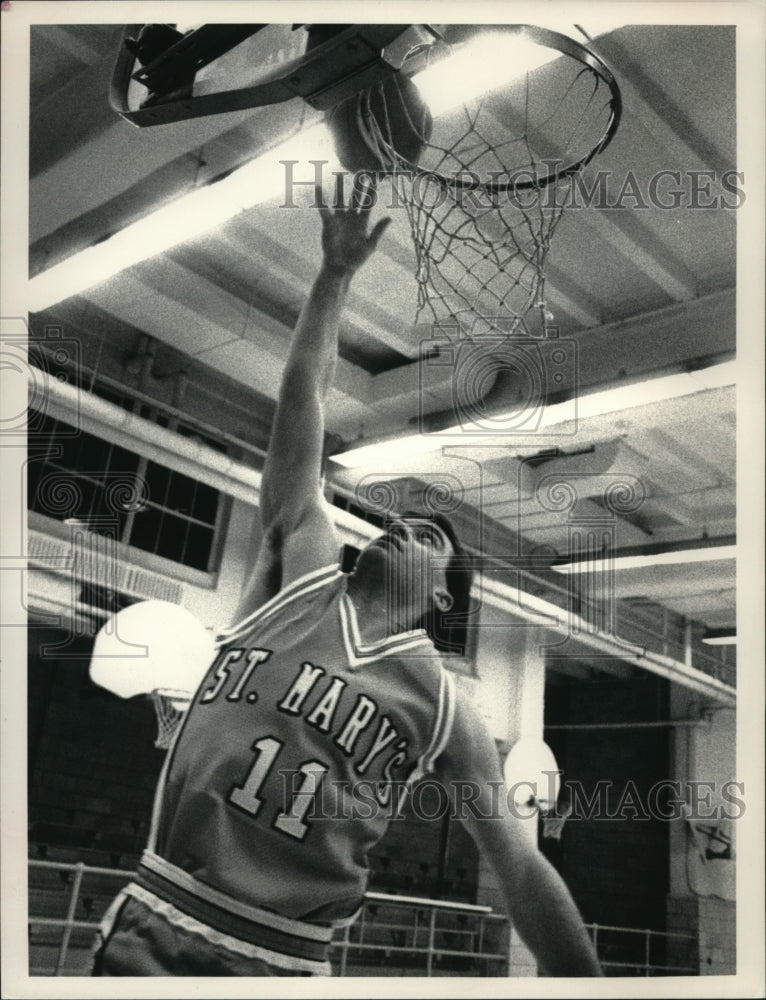 1988 Press Photo St. Mary&#39;s basketball player #11 Joe Girard Jr.goes for layup- Historic Images