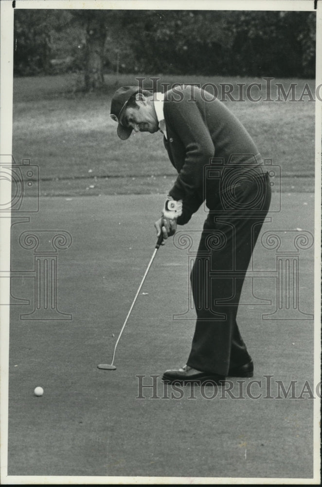 Press Photo Golfer Tom Germann putts on the 6th green in match - tus04173- Historic Images