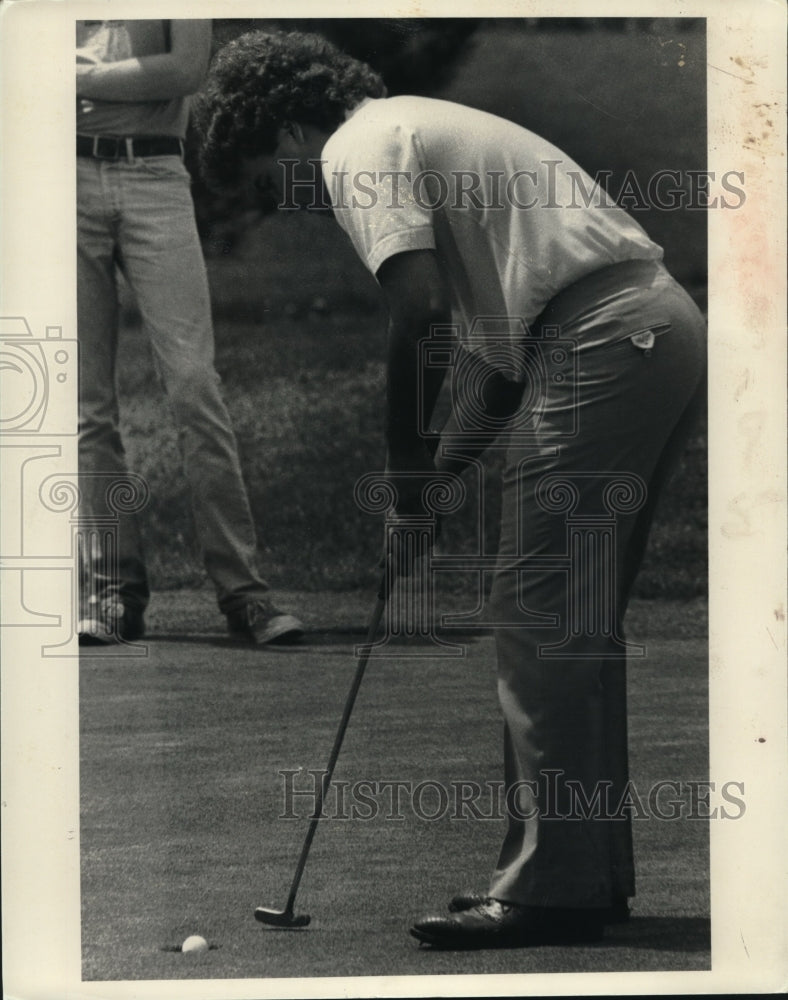 Press Photo Golfer Jeff Gunning taps putt into first hole of second round match- Historic Images