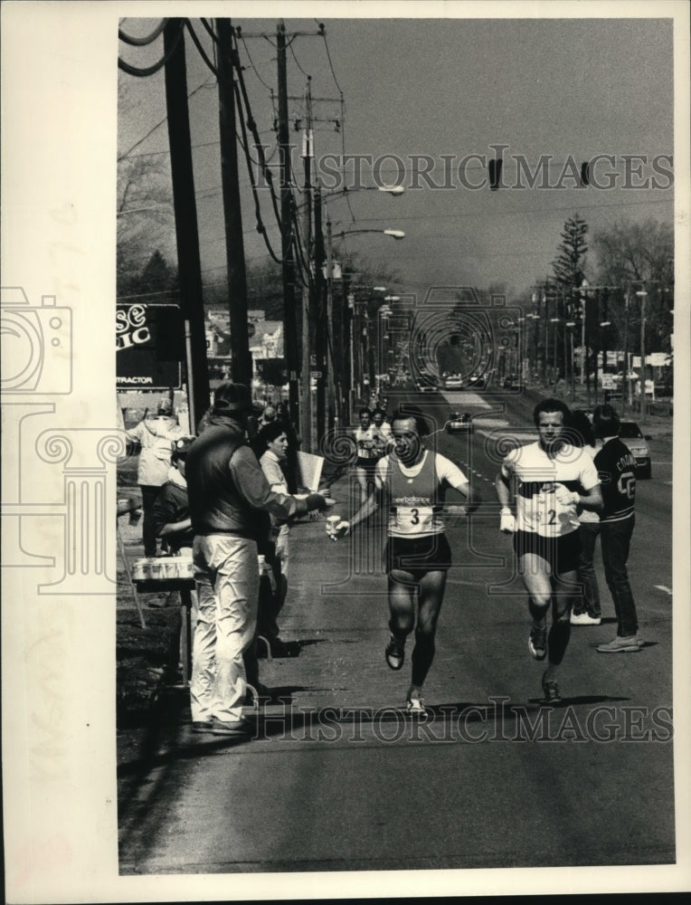 1986 Press Photo Men&#39;s winner Bill Renesnyder (#3) and runnerup Malcom East- Historic Images